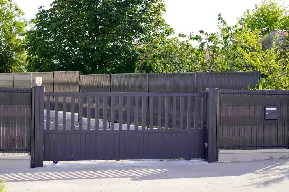 Portail coulissant sur mesure en acier coloré