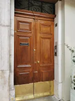 Réalisation d'une protection laiton pour une porte d'immeuble à Draguignawebp