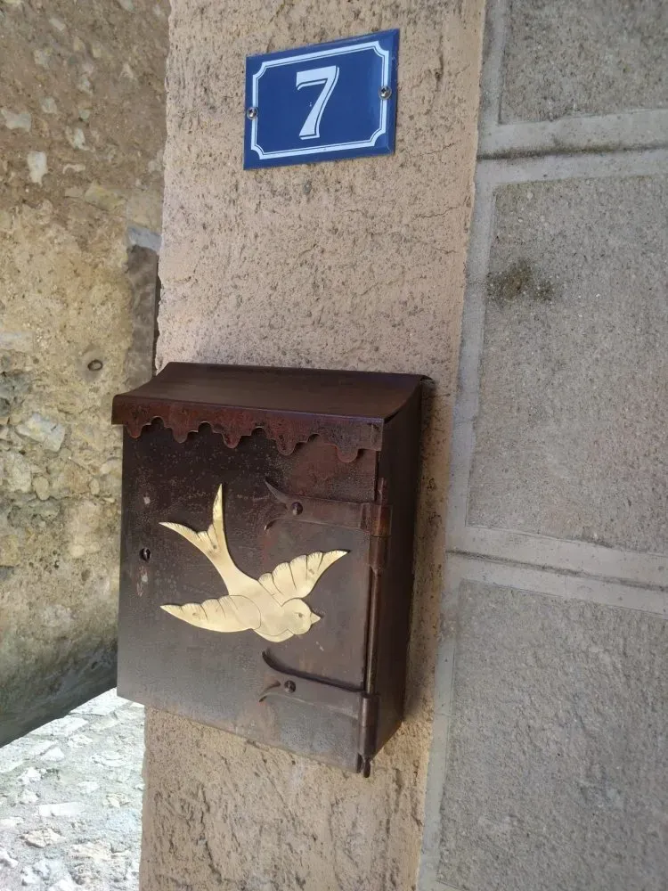Fermeture de boîte aux lettres avec serrure en laiton et hirondelle en laiton poli à Draguignan